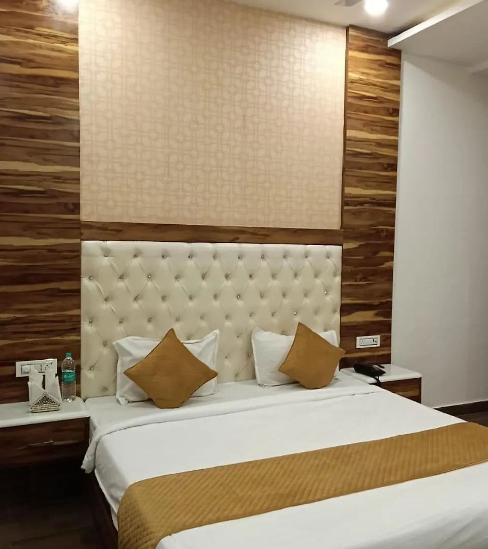 Hotel D Plaza Zirakpur 3*,