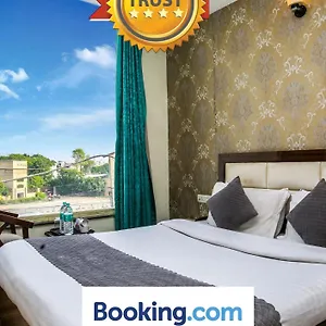 Wisteria - Main Highway Hotel