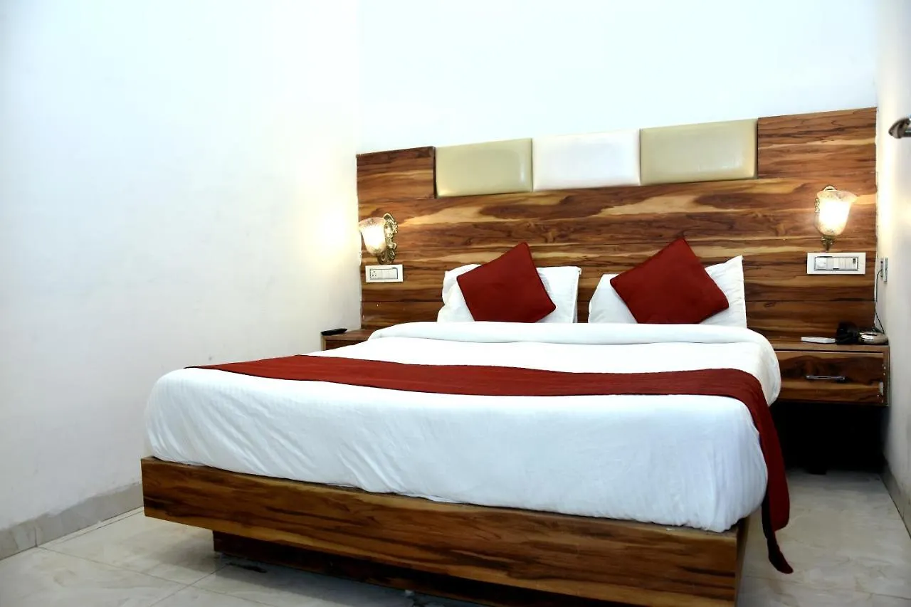 Hotel D Plaza Zirakpur 3*,