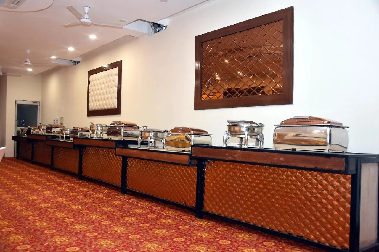 Hotel D Plaza Zirakpur 3*,