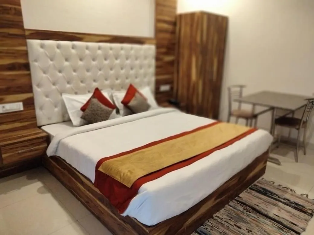 Hotel D Plaza Zirakpur 3*,